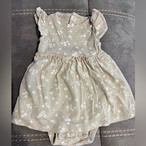 Carters baby girl sleeveless ruffle dress grey with white little flowers.Newborn
